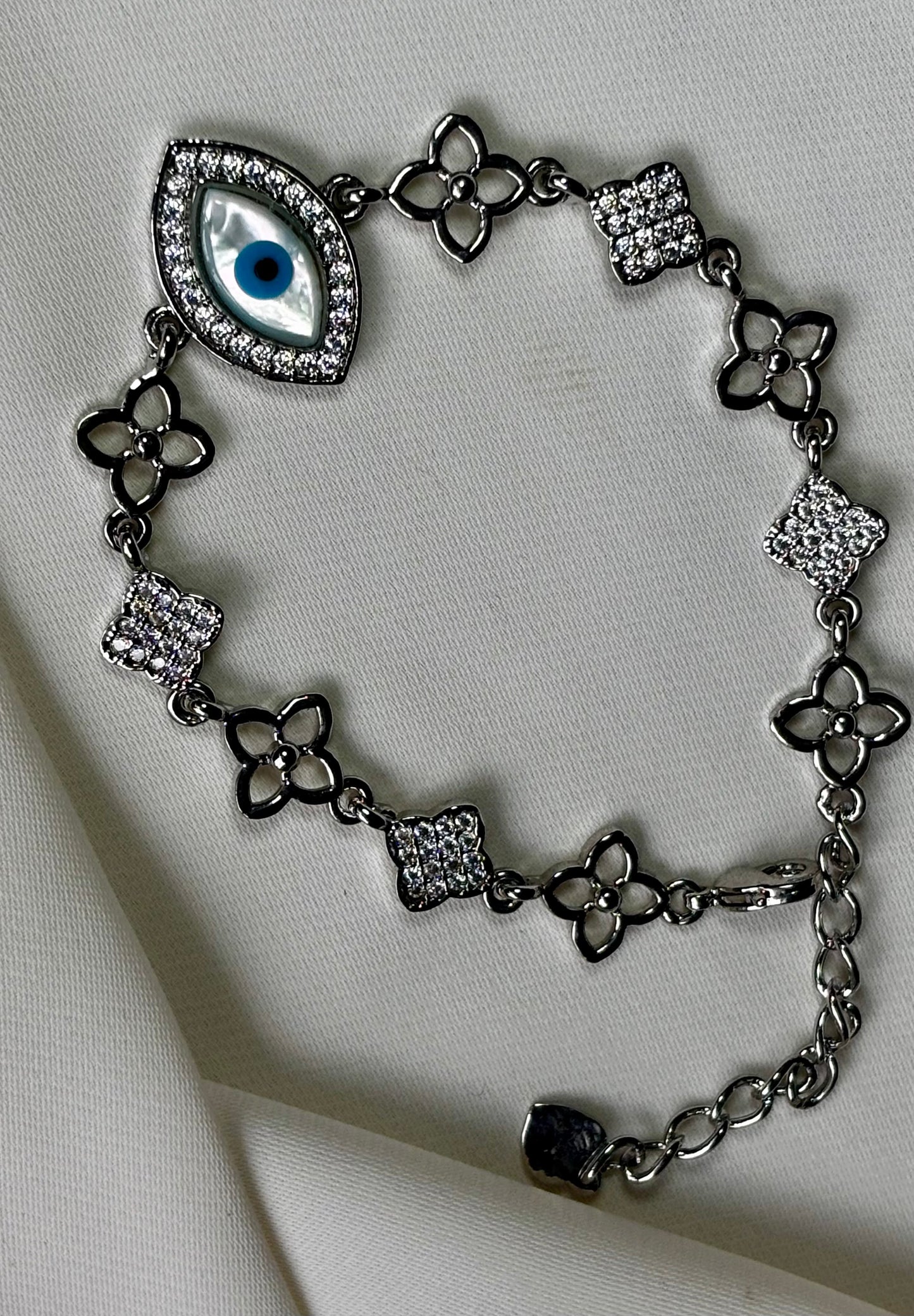 Evil eye bracelet made in Sterling silver and rhodium plating with moissanite stones. Anti tarnish and waterproof.
