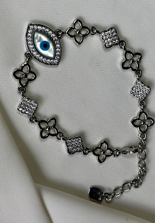 Evil eye bracelet made in Sterling silver and rhodium plating with moissanite stones. Anti tarnish and waterproof.