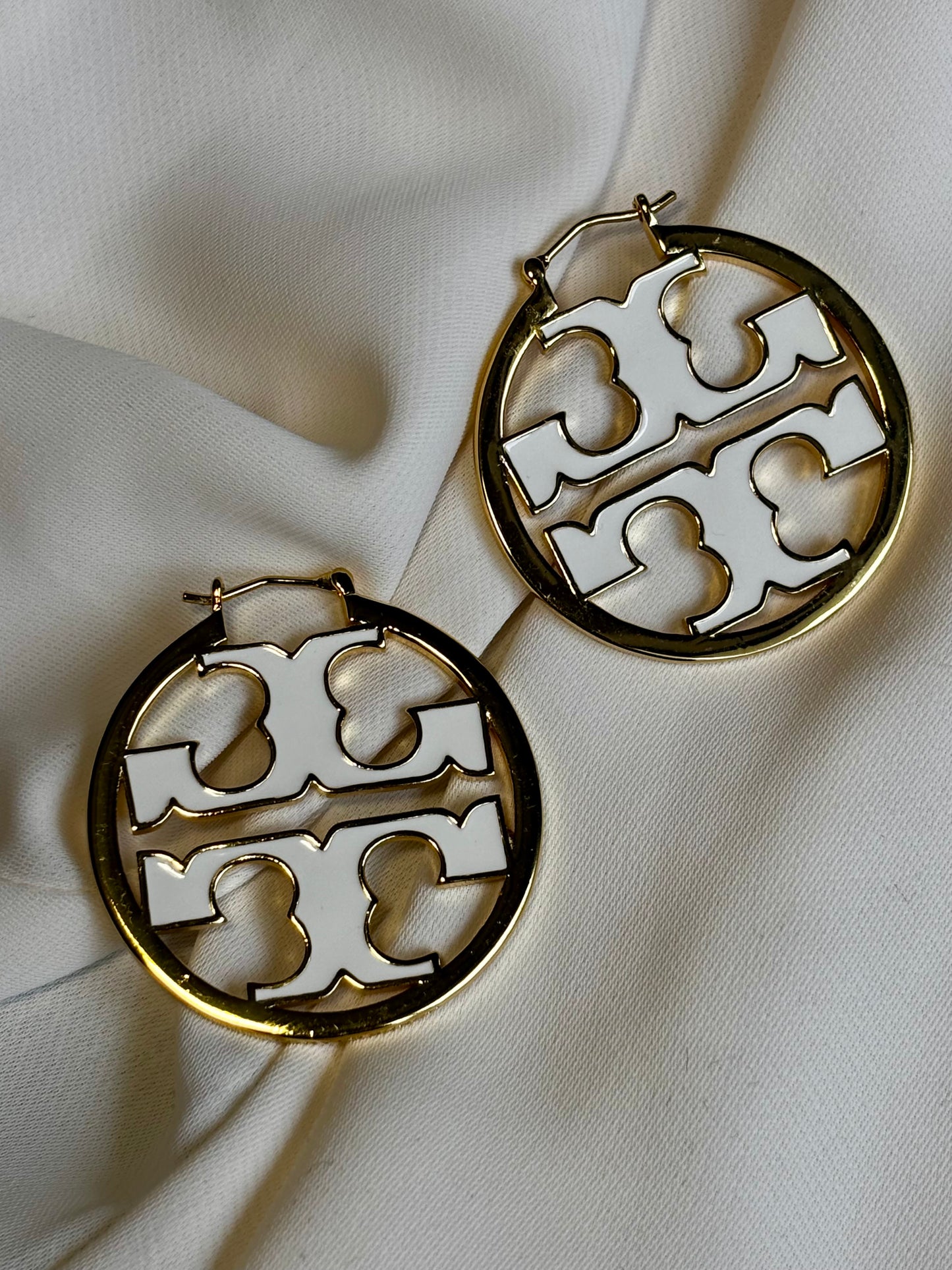 Double T initial hoop earrings made with 92.5 sterling silver, and 18 karat gold plating with white enamel. Anti-Tarnish and waterproof.