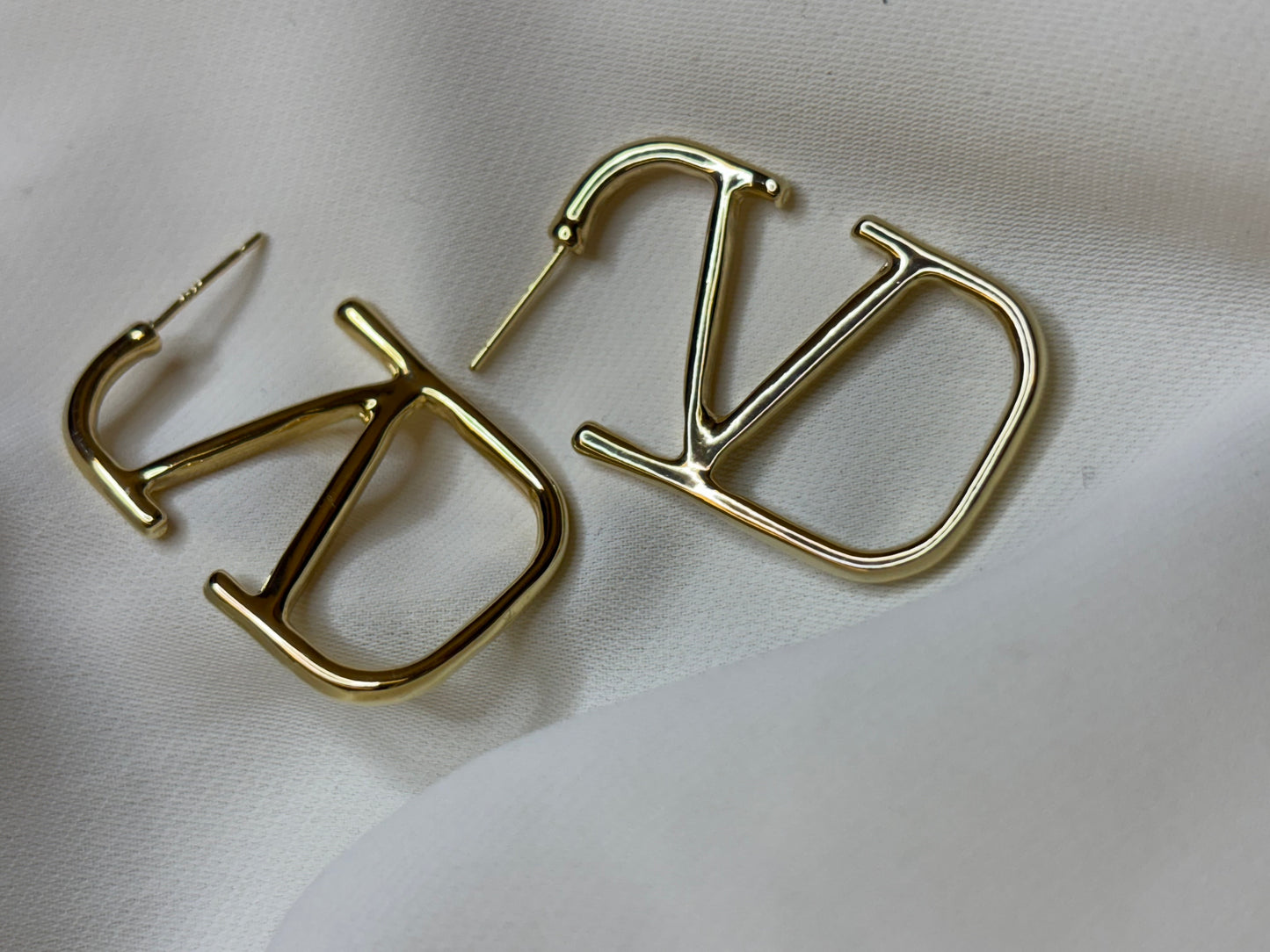 V logo gold toned hoops