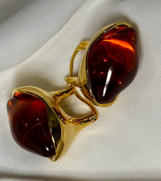 Gold tone earrings with amber-coloured stones made with 92.5 Sterling silver and 18kt gold plating. Anti tarnish and waterproof