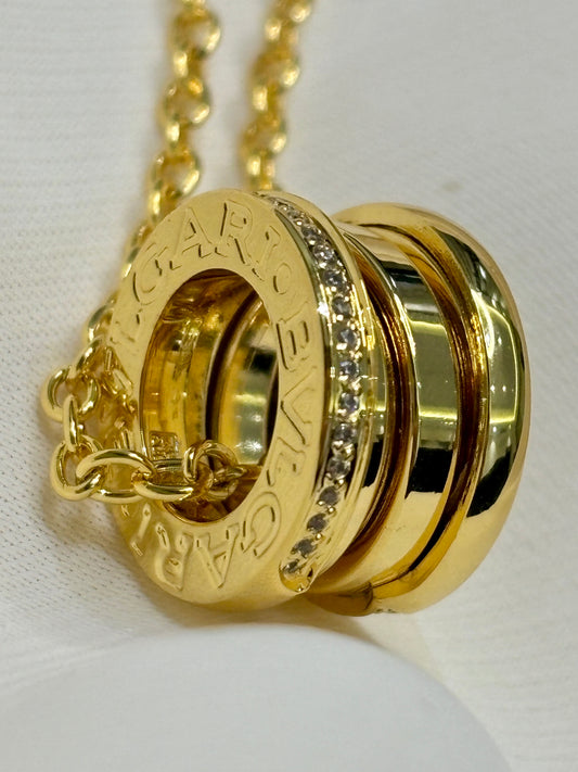 Close p of the pendant made in Sterling silver with gold plating with chain