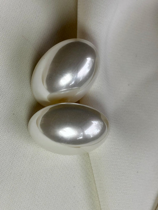 Oval pearl stud earrings