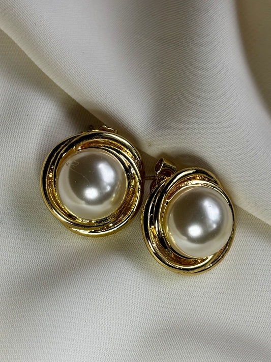 Paul and gold detailing studs made with 92.5 sterling silver, and 18 karat gold plating. Waterproof and Anti tarnish.