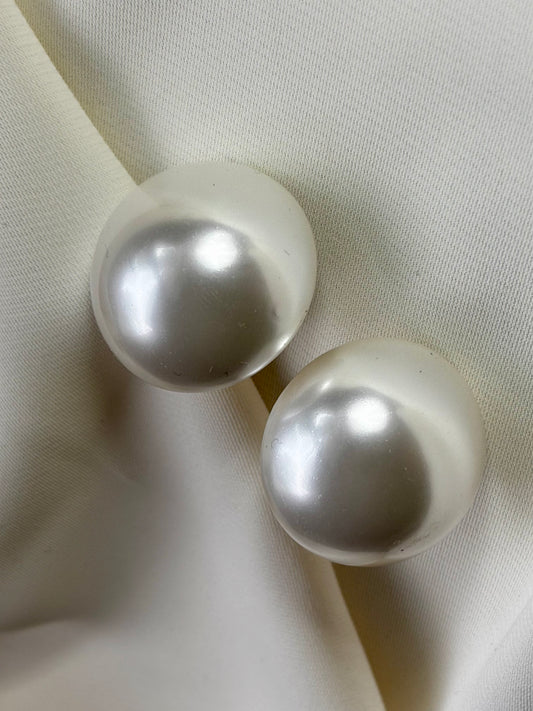 Big round statement, Paul studs made with 92.5 sterling silver, and 18 karat gold plating, anti tarnish and waterproof