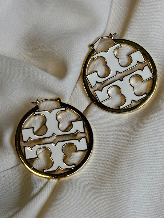 Double T initial hoop earrings made with 92.5 sterling silver, and 18 karat gold plating with white enamel. Anti-Tarnish and waterproof.